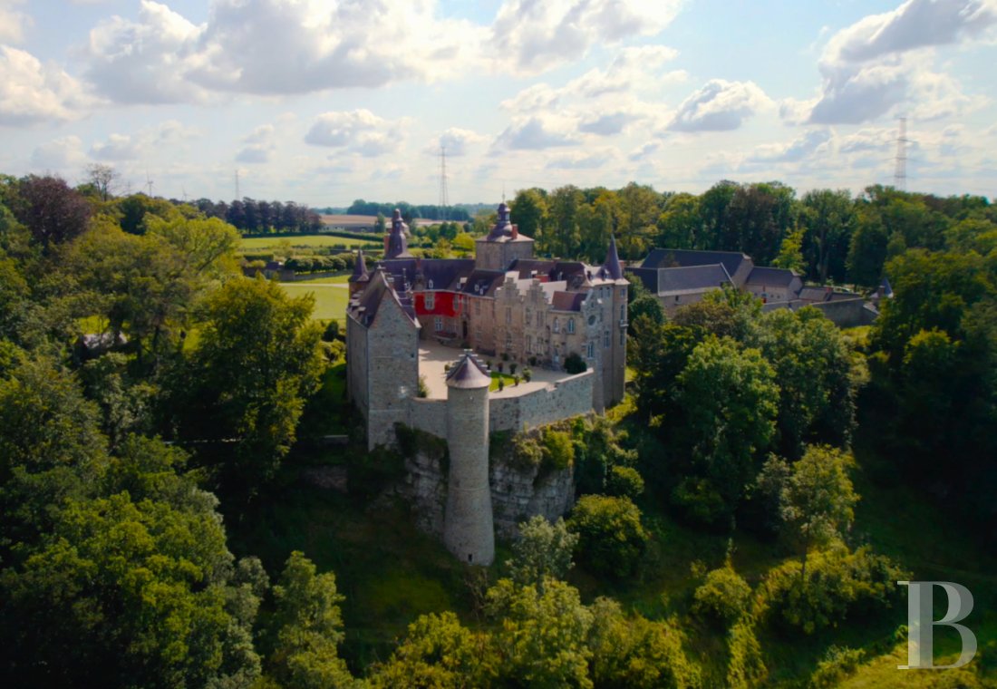 En Belgique, dans le comté de Namur au sud de Bruxelles, un château-forteresse et son domaine de cent hectares - photo  n°1